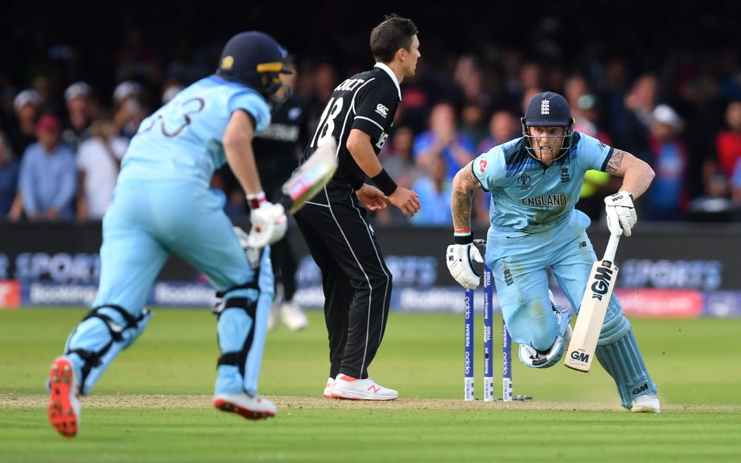 England's Ben Stokes (R) and Jos Buttler (L) add runs in the 'super over' during the 2019 Cricket World Cup final