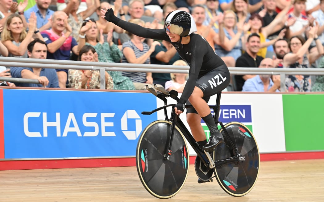 Bryony Botha win gold in the women's Individual Puruit at the Birmingham Commonwealth Games.