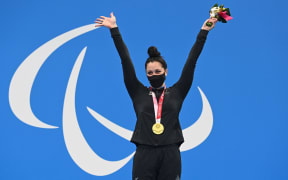 Sophie Pascoe wins a gold medal in the women's 100m freestyle Paralympics Tokyo.