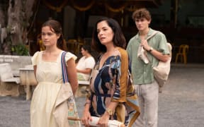 (From left) Sarah Catherine Hook, Parker Posey and Sam Nivola on 'The White Lotus.'