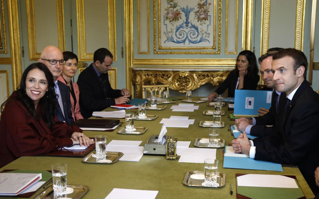 New Zealand's Prime Minister Jacinda Ardern (L) and French President Emmanuel Macron (R) meet at the Elysee Palace in Paris on April 16, 2018.  / AFP PHOTO / POOL / CHARLES PLATIAU