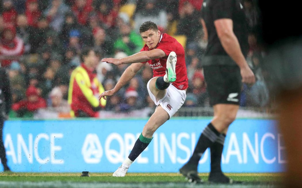 Owen Farrell kicks a penalty.