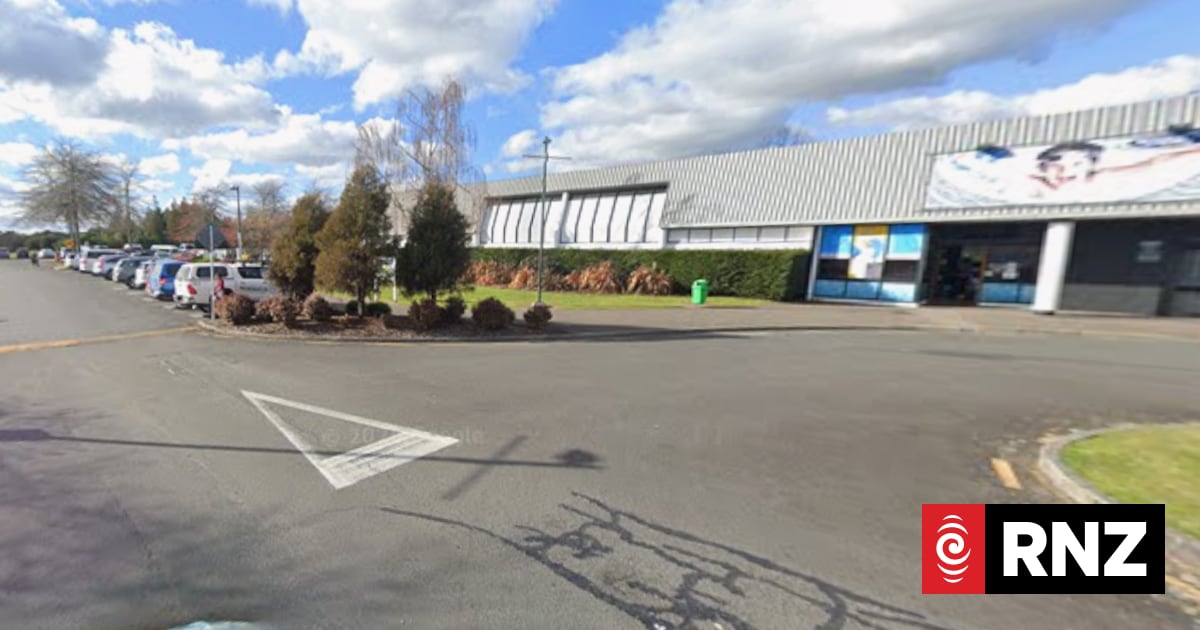 Two men take over person's vehicle in Rotorua Aquatic Centre car park and flee in it
