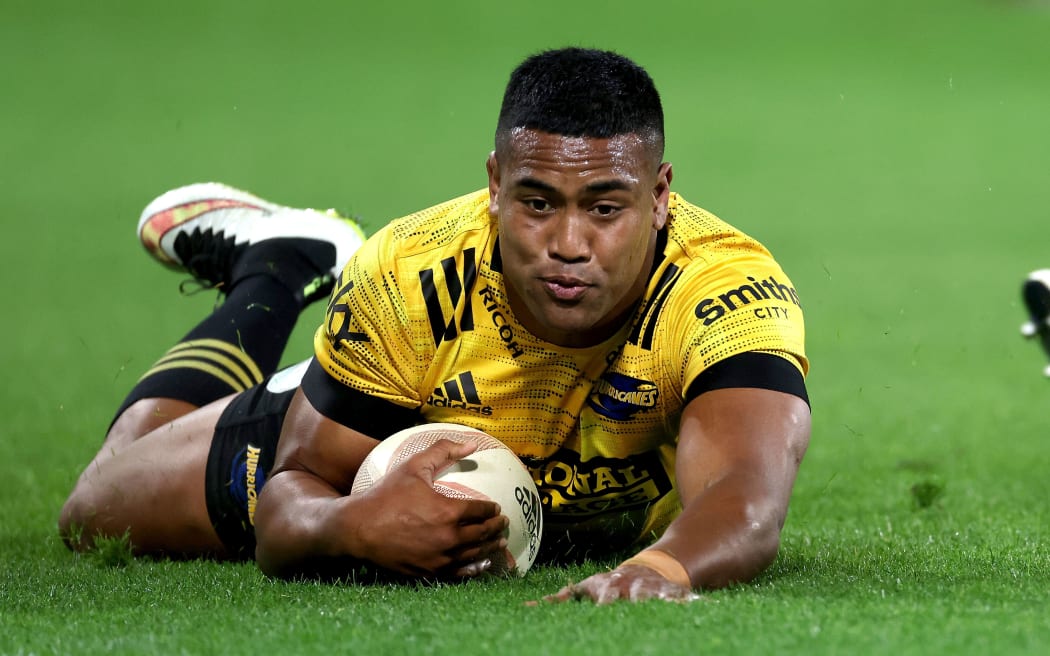 Julia Savea scores for the Hurricanes.