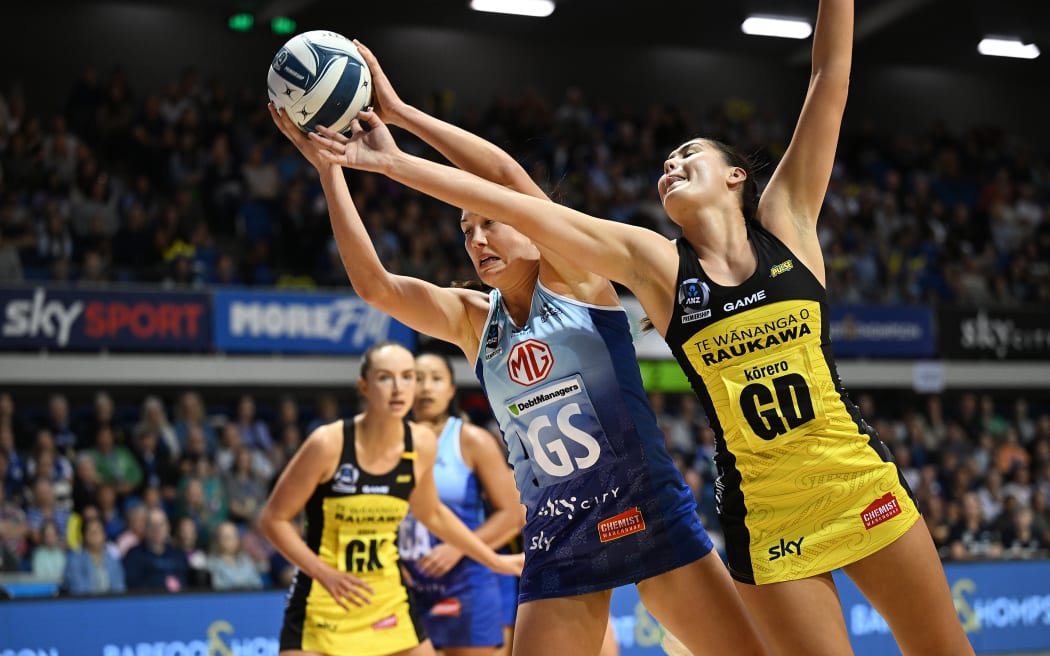 Hannah Glen and Parris Mason.
Mystics v Pulse. ANZ Premiership Netball. The Trusts Arena. Auckland. Sunday 5 May 2024 © Photo: Andrew Cornaga / Photosport