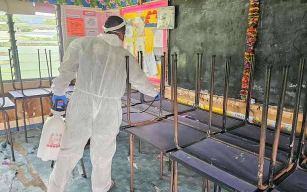 Schools in Samoa have remained closed for a third week, as the country grapples with a dengue fever outbreak.
