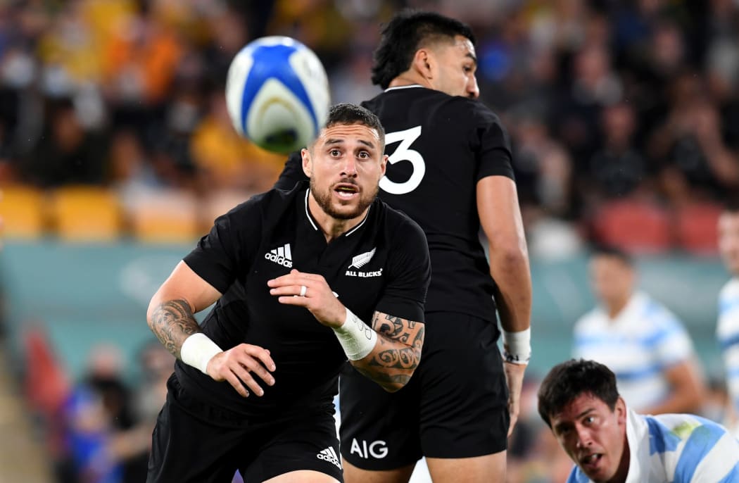 TJ Perenara of the All Blacks releases the ball during the Round 4 Rugby Championship match between the Argentina Pumas and the New Zealand All Blacks at Suncorp Stadium in Brisbane, Saturday, September 18, 2021.