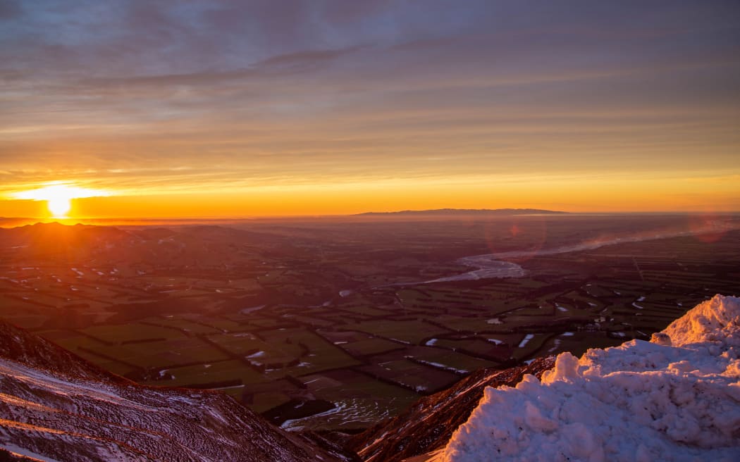 Canterbury councils are divided over a government proposal that would replace elected regional councillors with a mayor-led board, with Ashburton backing the change while Environment Canterbury warns it would undermine regional governance.