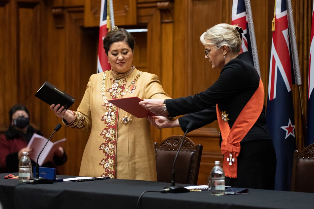Chief Justice Helen Winkelmann hands the oath to Dame Cindy Kiro