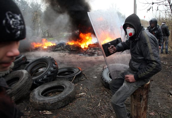 Pro-Russian protesters prepare for a battle with Ukrainian special forces.