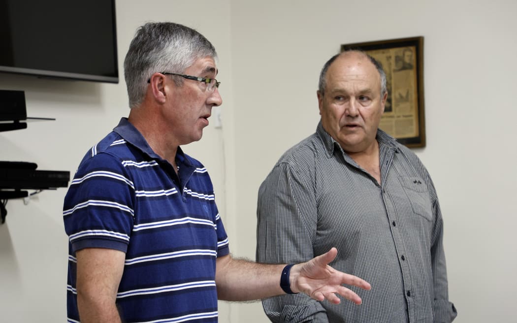Recovery manager Dean Heiford and Marlborough Roads manager Steve Murrin address the Okiwi Bay community.