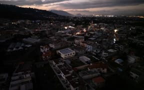 A view of the city during a national scheduled fourteen-hour blackout in Quito, taken on October 25, 2024. - Anguish, tears, and millions of dollars in economic losses. Ecuador suffers long power cuts, extended this Friday to 14 hours a day, the most restrictive measure taken by the government to face the worst drought in 60 years. (Photo by Rodrigo BUENDIA / AFP)