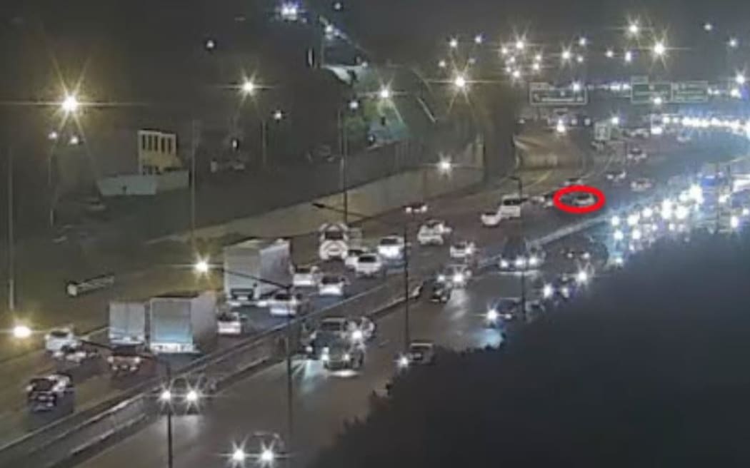 A crash blocked the right northbound lane prior to Hillsborough Rd off-ramp on SH20, Auckland's Southwestern Motorway.