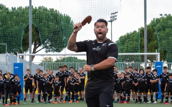 Troy Nathan showing kids how to pūkana