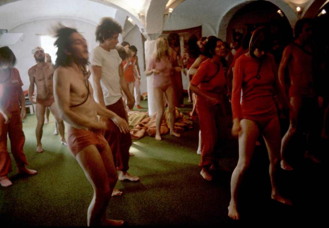 Sannyasins, follower of the Indian guru Bhagwan Shree Rajneesh, in the Bhagwan centre in Margarethenried, Hallertau, Germany in August 1981. |