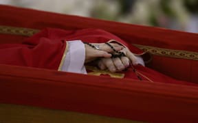 EDITORS NOTE: Graphic content / This photo taken on April 21, 2025 and handout on April 22, 2025 by The Vatican Media shows Pope Francis in his open coffin during the rite of the Confirmation of the Death of the Pontiff at the Chapel of Santa Marta in The Vatican. (Photo by Handout / VATICAN MEDIA / AFP) / RESTRICTED TO EDITORIAL USE - MANDATORY CREDIT "AFP PHOTO / VATICAN MEDIA" - NO MARKETING - NO ADVERTISING CAMPAIGNS - DISTRIBUTED AS A SERVICE TO CLIENTS