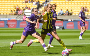 Pia Vlok of Wellington Phoenix and Tijan McKenna of Perth Glory, Wellington Phoenix FC v Perth Glory FC, round 16 A-League Women’s football match at Sky Stadium, Wellington, New Zealand on Friday 6 February 2026. Photo credit: Photosport