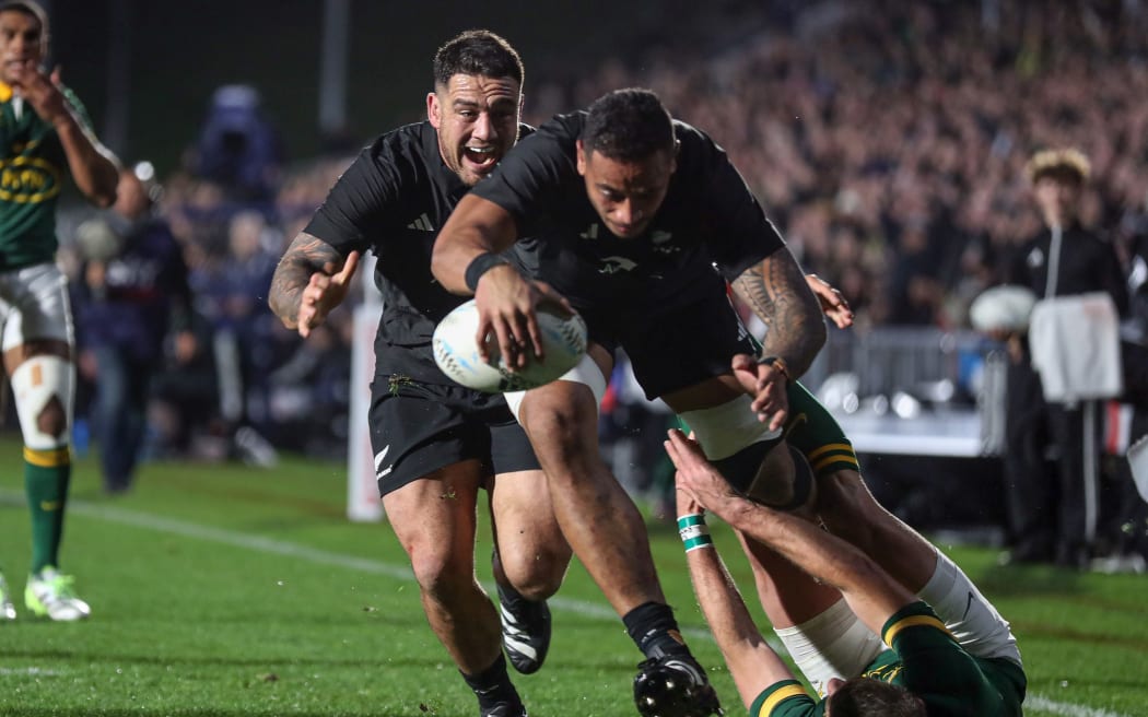 Shannon Frizell scores for the All Blacks against the Springboks.