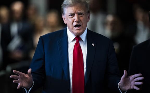 El ex presidente de Estados Unidos, Donald Trump, habla con la prensa cuando llega al primer día de su juicio por supuestamente encubrir pagos secretos relacionados con relaciones extramatrimoniales, en el Tribunal Penal de Manhattan en la ciudad de Nueva York, el 15 de abril de 2024. Donald Trump comparece ante el tribunal el lunes. como el primer ex presidente estadounidense procesado penalmente, un momento sísmico para Estados Unidos mientras el presunto candidato republicano hace campaña para retomar la Casa Blanca.  El actor de 77 años, plagado de escándalos, está acusado de falsificar registros comerciales en un plan para encubrir un presunto encuentro sexual con la actriz de cine para adultos Stormy Daniels para proteger su campaña electoral de 2016 de publicidad adversa.  (Foto de Jabin Botsford/POOL/AFP)