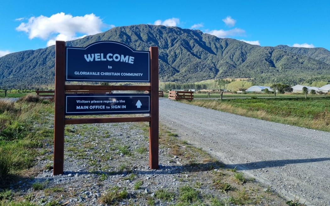 A sign which welcomes people to Gloriavale Christian Community.