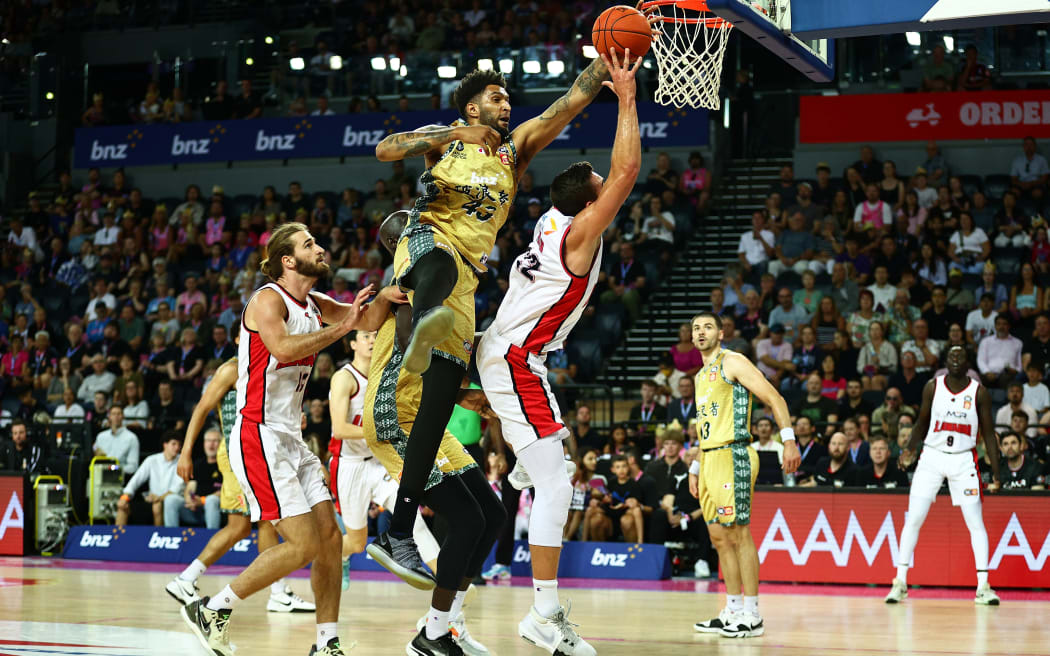 Jonah Bolden of the Breakers challenges Mason Peatling of the Hawks during the NBL, 2025.