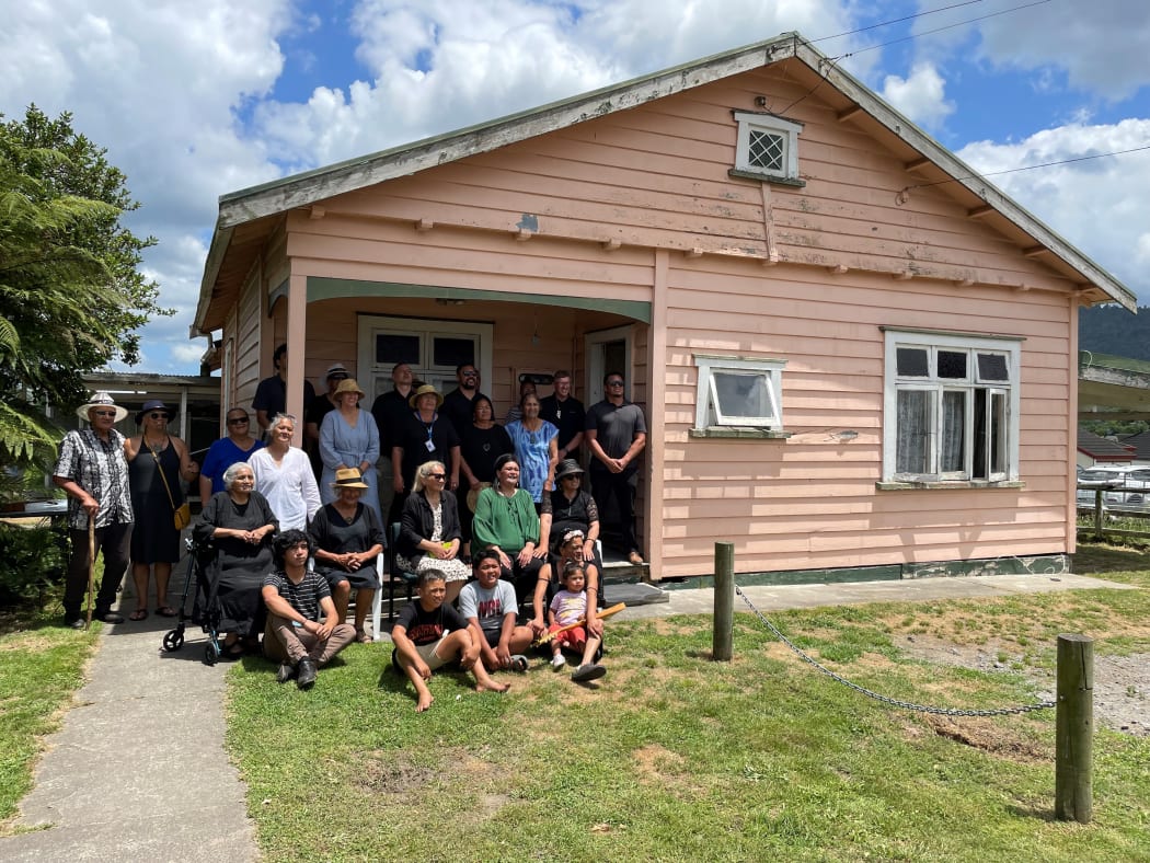 Whānau from the Pareaute Epaapara Ahu Whenua Trust.