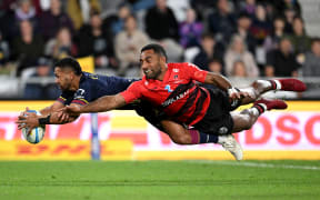 DUNEDIN, NEW ZEALAND - APRIL 26: Folau Fakatava of the Highlanders and Sevu Reece of the Crusaders compete for the ball during the round 11 Super Rugby Pacific match between Highlanders and Crusaders at Forsyth Barr Stadium, on April 26, 2025, in Dunedin, New Zealand. (Photo by Joe Allison/Getty Images)