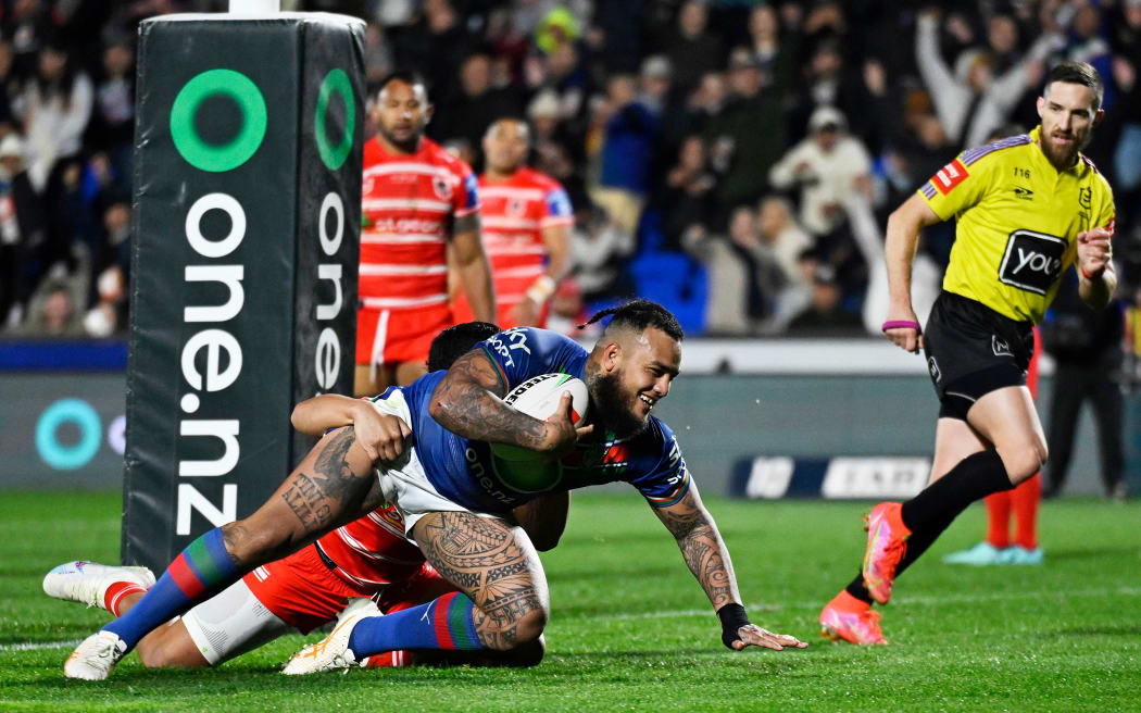 Addin Fonua-Blake of the Warriors goes in for a try.