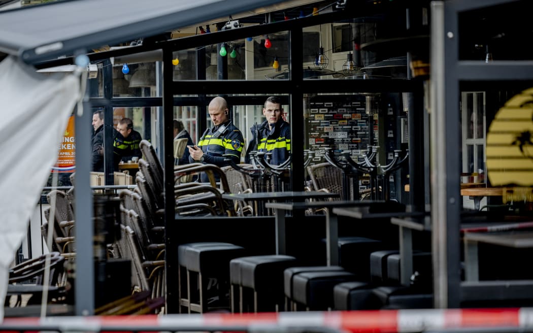 EDE - Police barrier tapes at Cafe Petticoat in Ede. A hostage situation was taking place in the center of Ede. ANP REMKO DE WAAL netherlands out - belgium out (Photo by REMKO DE WAAL / ANP MAG / ANP via AFP)
