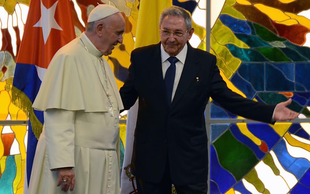 Pope Francis (L) meets with Cuban President Raul Castro at Revolution Palace in Havana on 20.9.2015 AFP PHOTO / LUIS MONTES