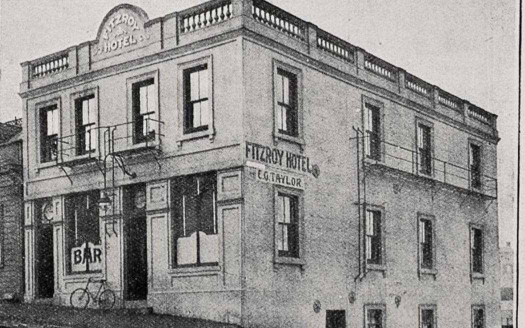 The former Fitzroy Hotel in Wakefield Street, Auckland from 1909.