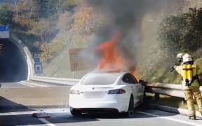 An electric car on fire in the Austrian city of Landeck.