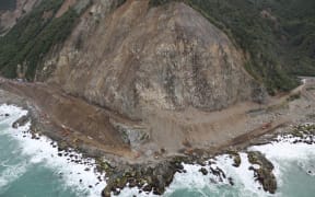 Crews clearing slips along State Highway 1 north of Kaikōura have been able to pass the Ohau Point slip from both sides for the first time today.