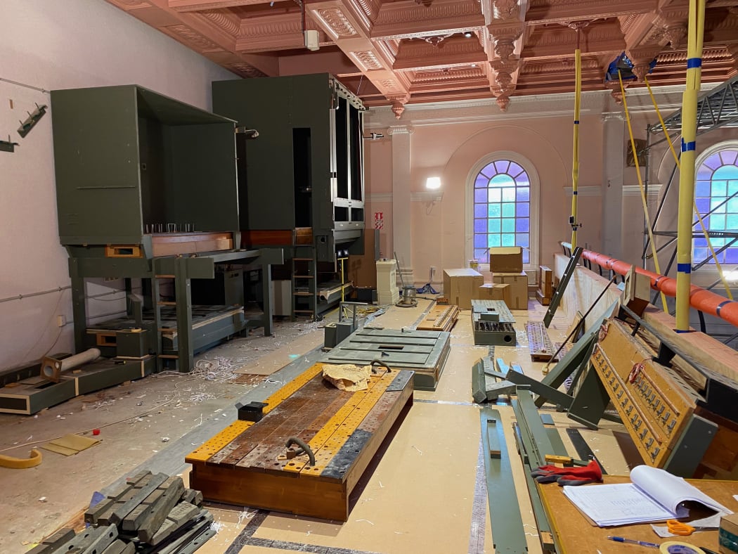Dismantling the organ for transport
