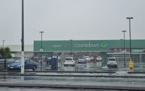More than 30 cars in parked at South Dunedin Countdown as the rat-afflicted supermarket reopens its doors for the first time in more than two weeks. 28 February 2024.