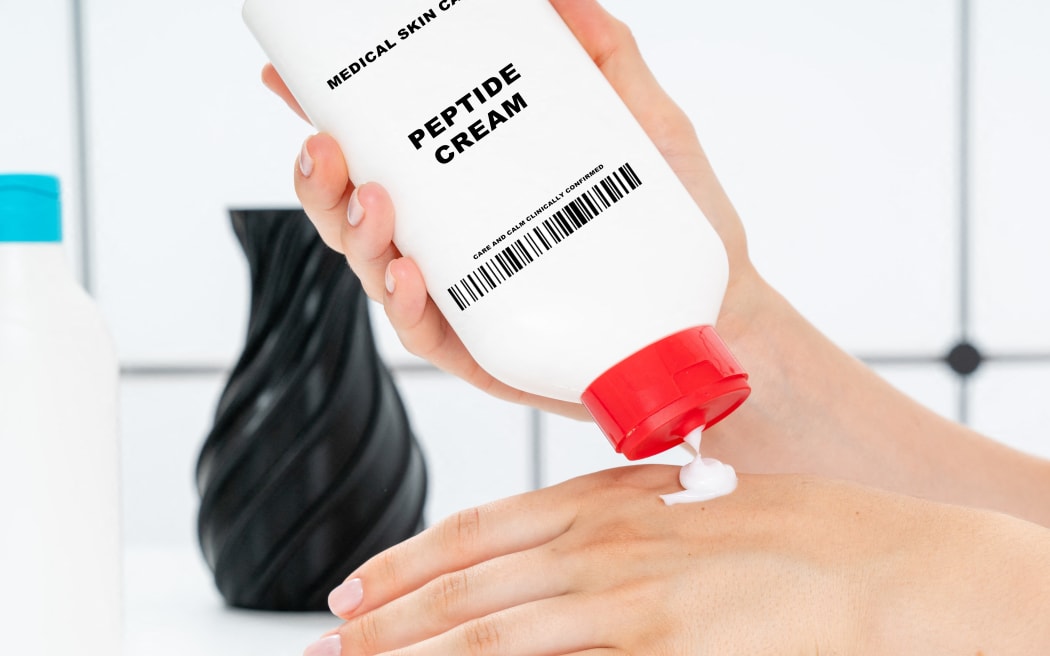 Peptide cream. Supports collagen production for anti-ageing effects.