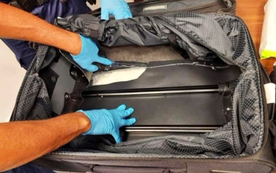 thumbnail_The drugs were concealed in the double bottom of a suitcase – PHOTO Service des douanes de Polynésie française