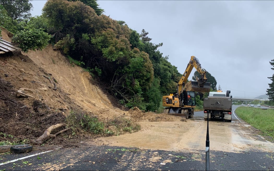 Wet weather in Wellington has caused a lane closure on State Highway 59 near the Mungavin interchange due to a fallen tree and reports of minor slips and rockfalls on other parts of the local state highway network.