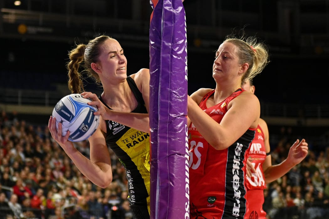 Kelly Jackson of the Central Pulse and Ellie Bird of the Tactix tussle for the ball, 2025.