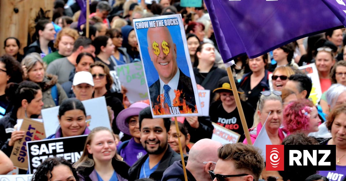 Live: Public service workers go on strike, union expects 10,000 to stop work