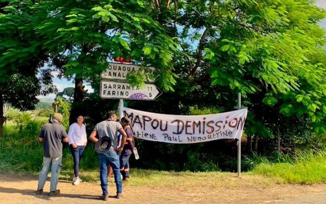 Manifestantes independentistas pancartas que exigen la dimisión del presidente Louis Mapou – Foto NC la 1ère