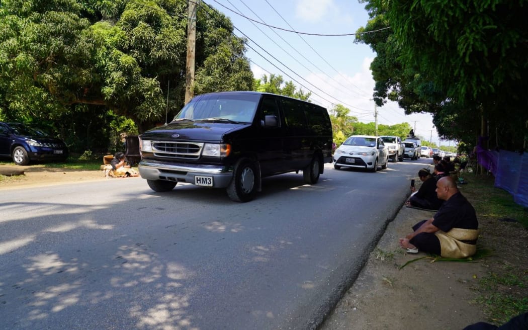 The funeral procession for Lord Ma'afu travelled from the airport, and passed through the estate of Vaini, where mourners wearing funeral mats sat on the roadside to pay their respects.