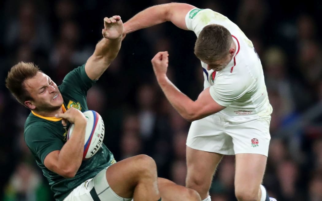 Owen Farrell tackles Andre Esterhuizen