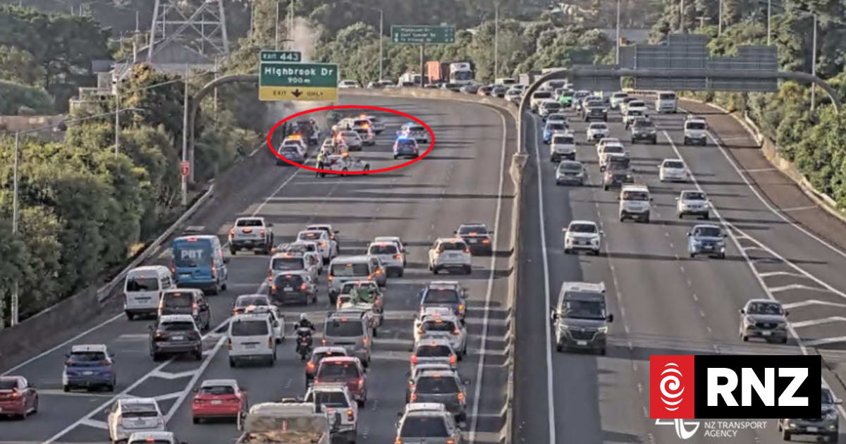 Police chase across Auckland ends with car on fire, arrests | RNZ