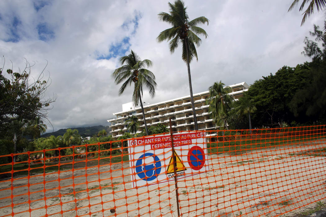 The planned construction site of the tourism complex "Mahana Beach", with the derelict Sofitel Hotel in the background.