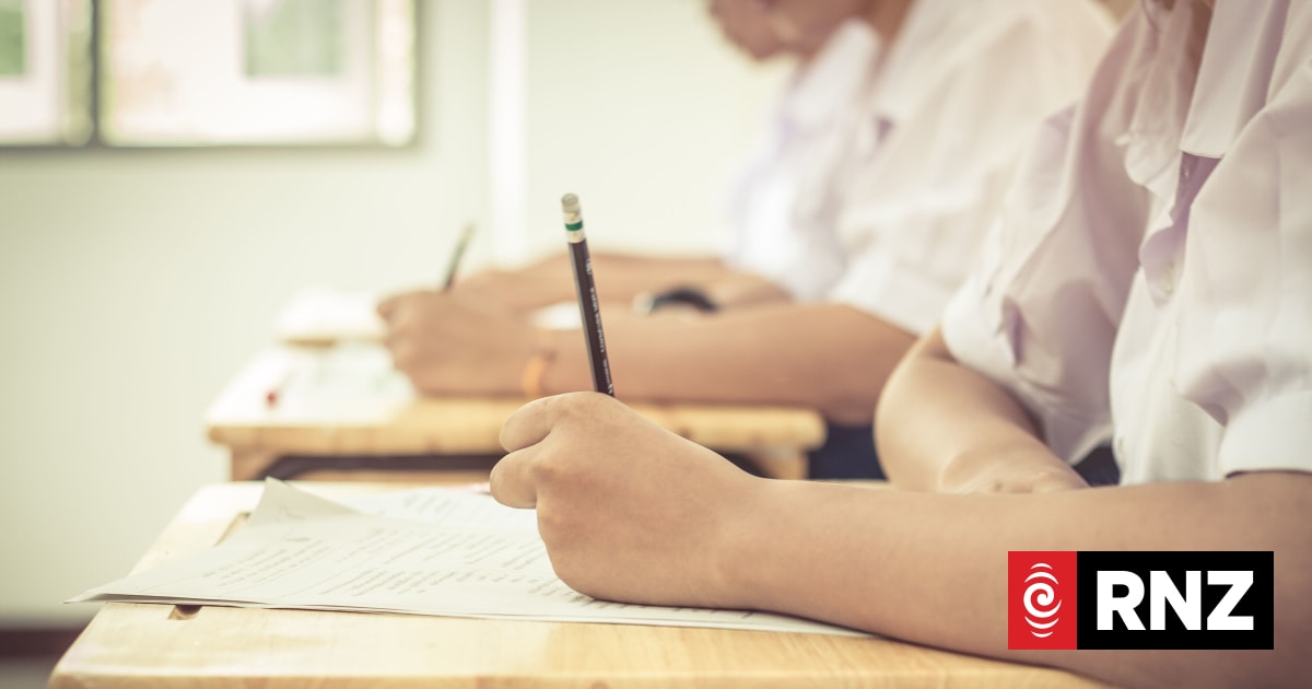 Science educator shocked by children's poor science results | RNZ