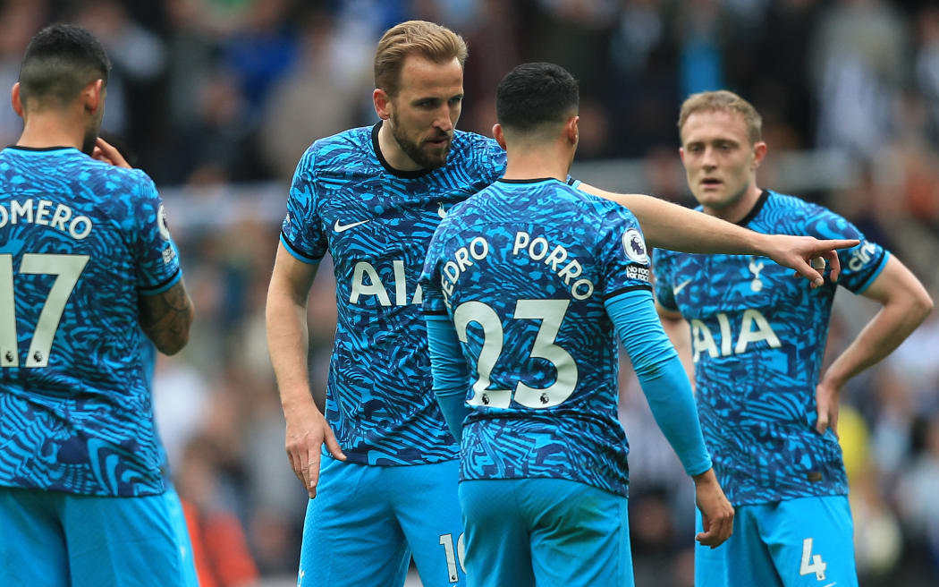 Tottenham Hotspur's captain Harry Kane talks to his teammates.