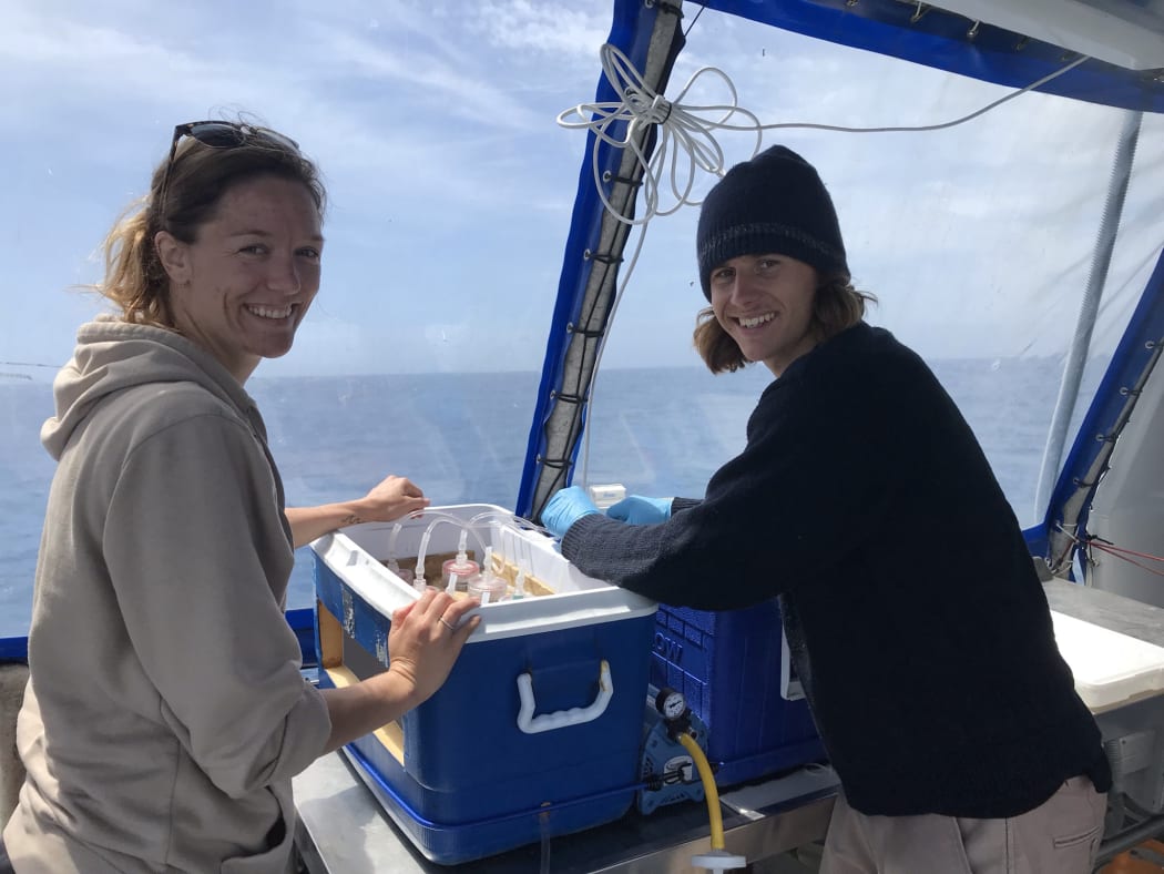 Hannah Heynderickz and Jordan Sparrow filter seawater to get phytoplankton samples.