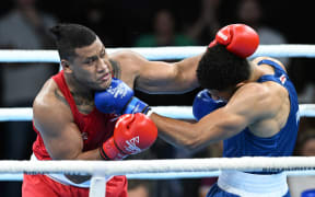 Delicious Orie of England (blue) fights Leuila Mau'u of New Zealand (red) at the Birmingham 2022 Commonwealth Games.