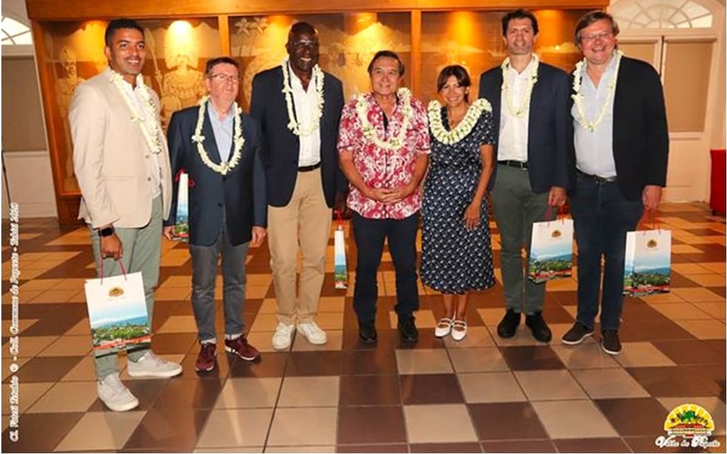Anne Hidalgo - third from right - and her delegation welcomed by Papeete Lord Mayor Michel Buillard -middle- during her visit to Tahiti on 20 October 2023.